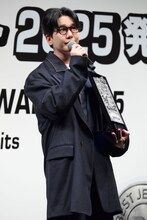 「第42回ベストジーニスト2025」協議会選出部門 特別貢献賞を受賞した花江夏樹。