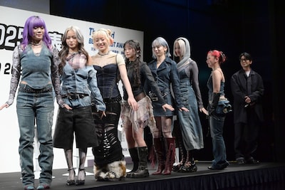 衣装を見せるため、並んでくるりと1回転するHANA。