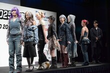 衣装を見せるため、並んでくるりと1回転するHANA。