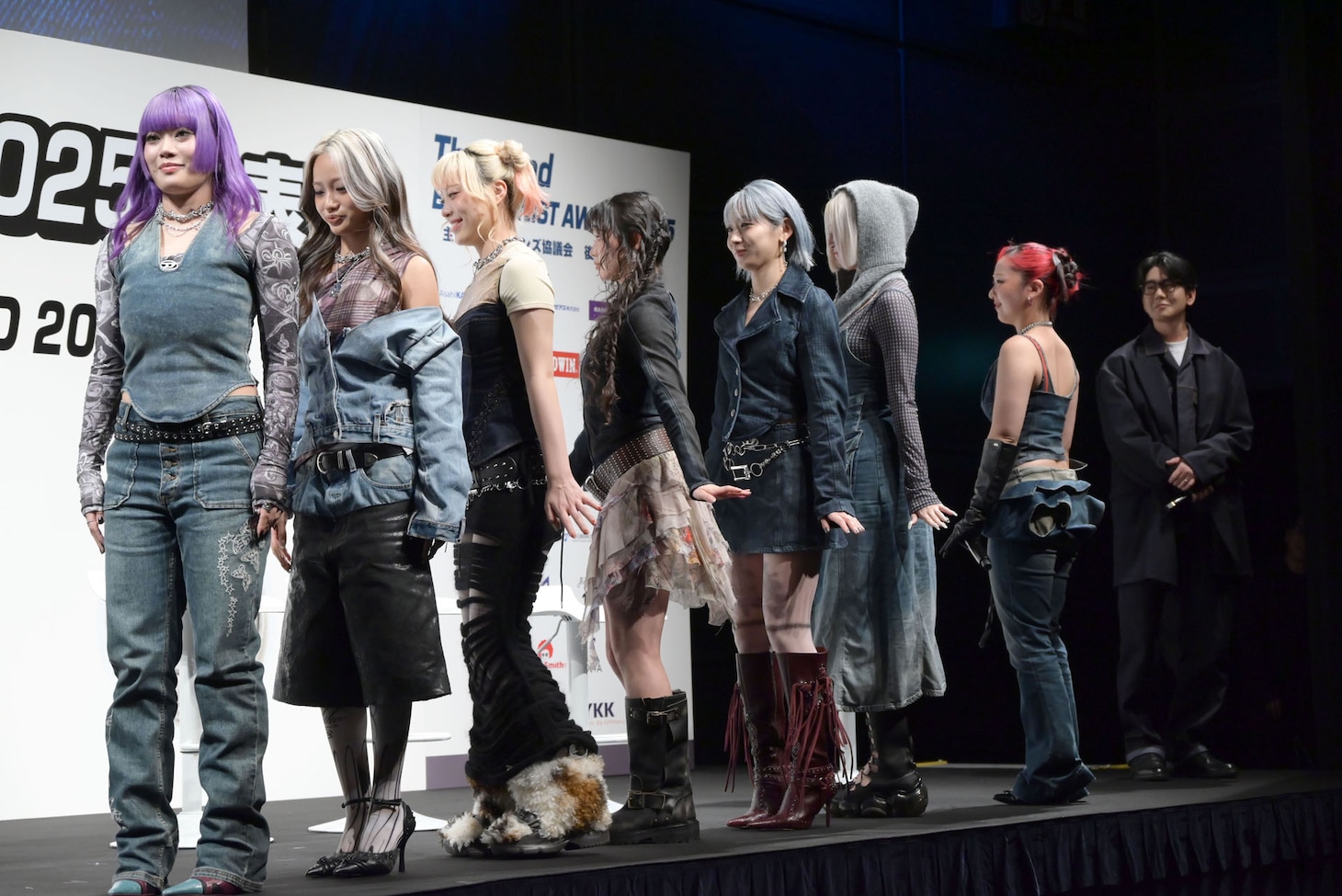 衣装を見せるため、並んでくるりと1回転するHANA。