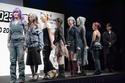 衣装を見せるため、並んでくるりと1回転するHANA。