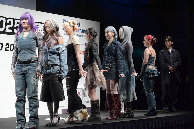 衣装を見せるため、並んでくるりと1回転するHANA。