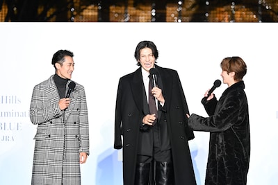 ラウール（中央）のウォーキングに「話が違う」とツッコむ渡辺翔太（右）。