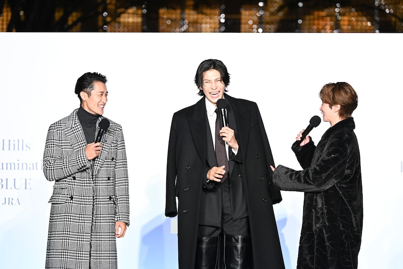 ラウール（中央）のウォーキングに「話が違う」とツッコむ渡辺翔太（右）。