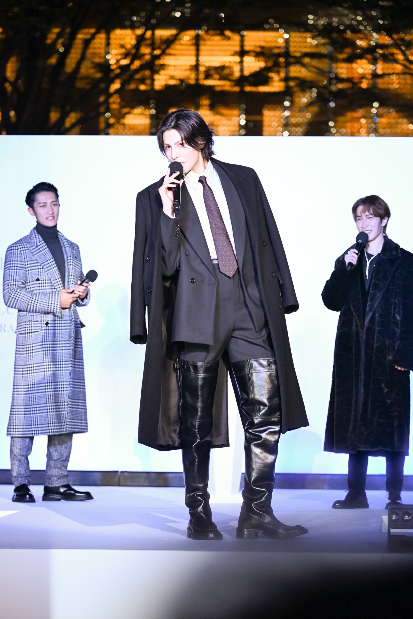 トーク中、再びランウェイを歩くラウール（中央）を見送る岩本照（左）と渡辺翔太（右）。