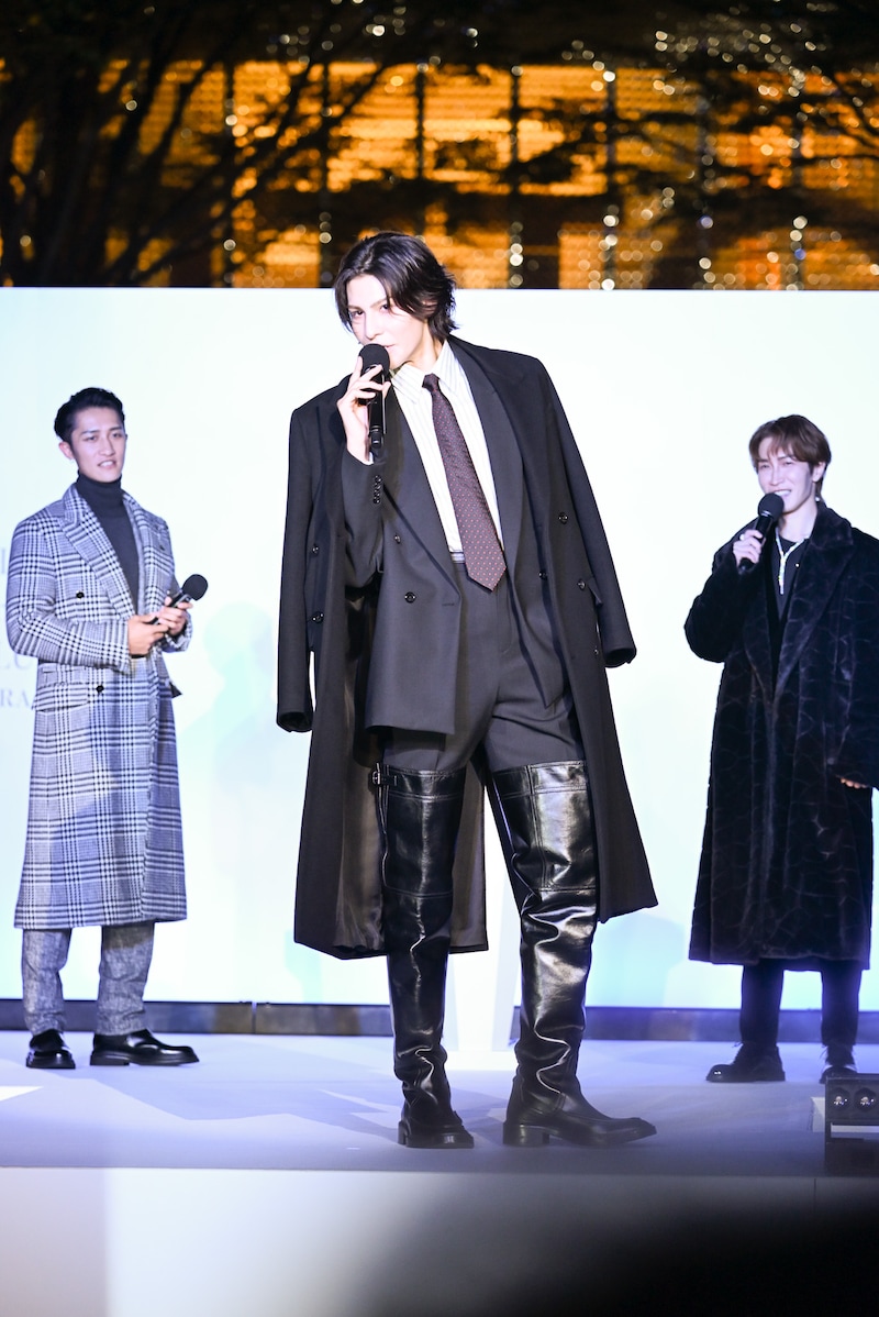 トーク中、再びランウェイを歩くラウール（中央）を見送る岩本照（左）と渡辺翔太（右）。
