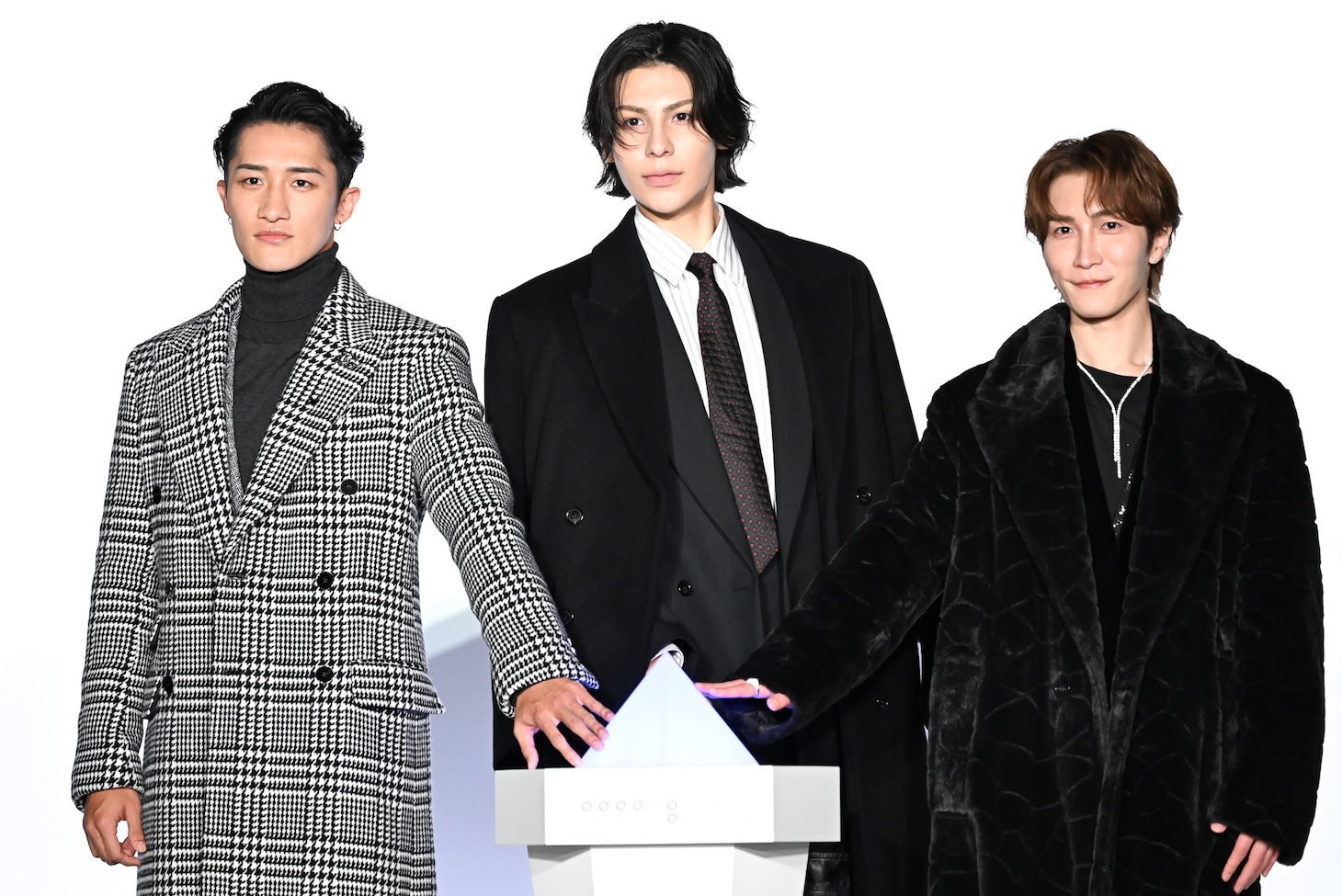 左から岩本照、ラウール、渡辺翔太。