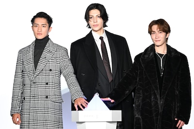 左から岩本照、ラウール、渡辺翔太。