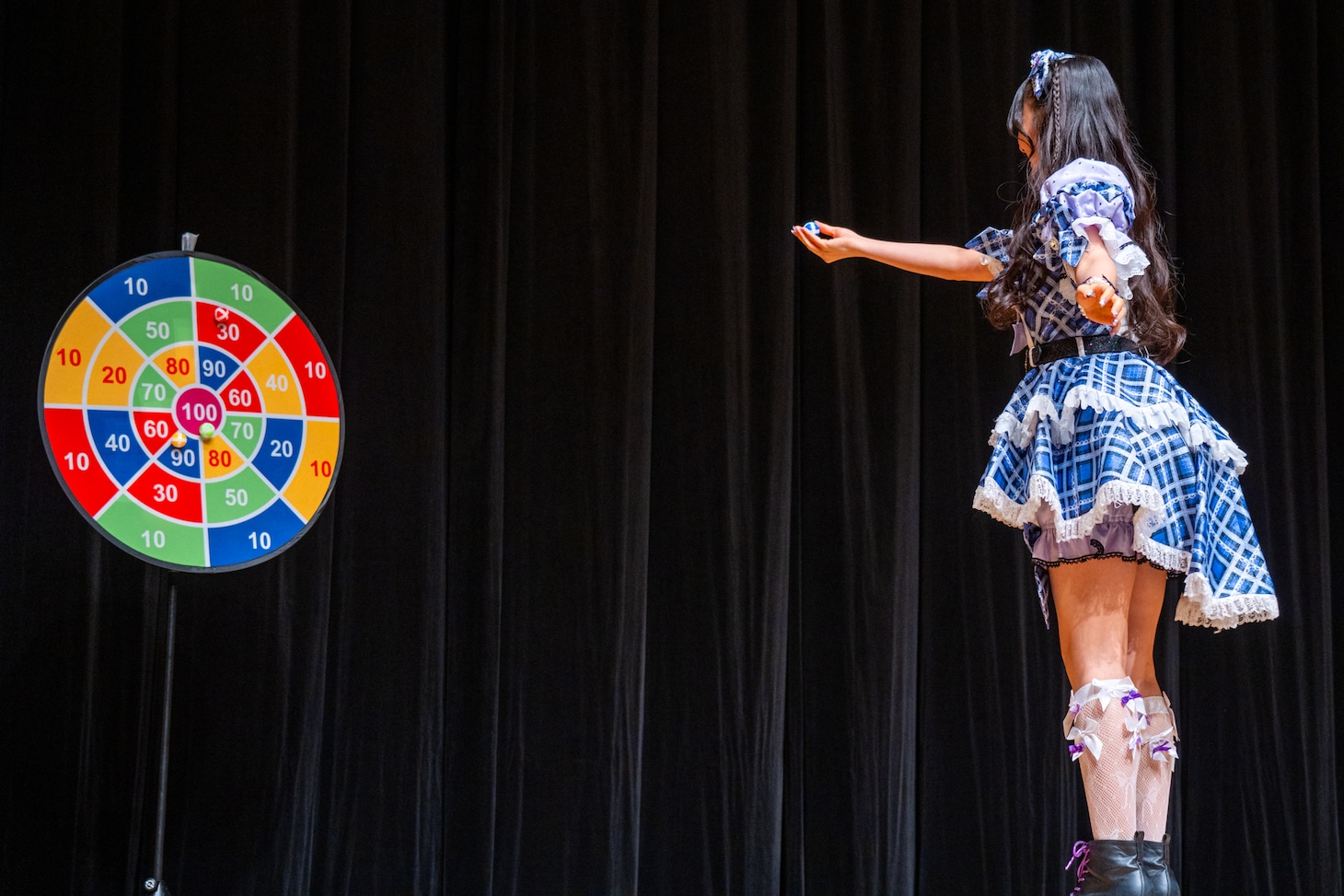 的当てに挑戦する杏ジュリア。