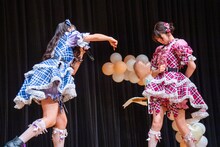 あっち向いてホイで小泉遥香（右）に勝利する杏ジュリア（左）。