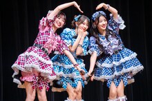 左から小泉遥香、辻野かなみ、杏ジュリア。