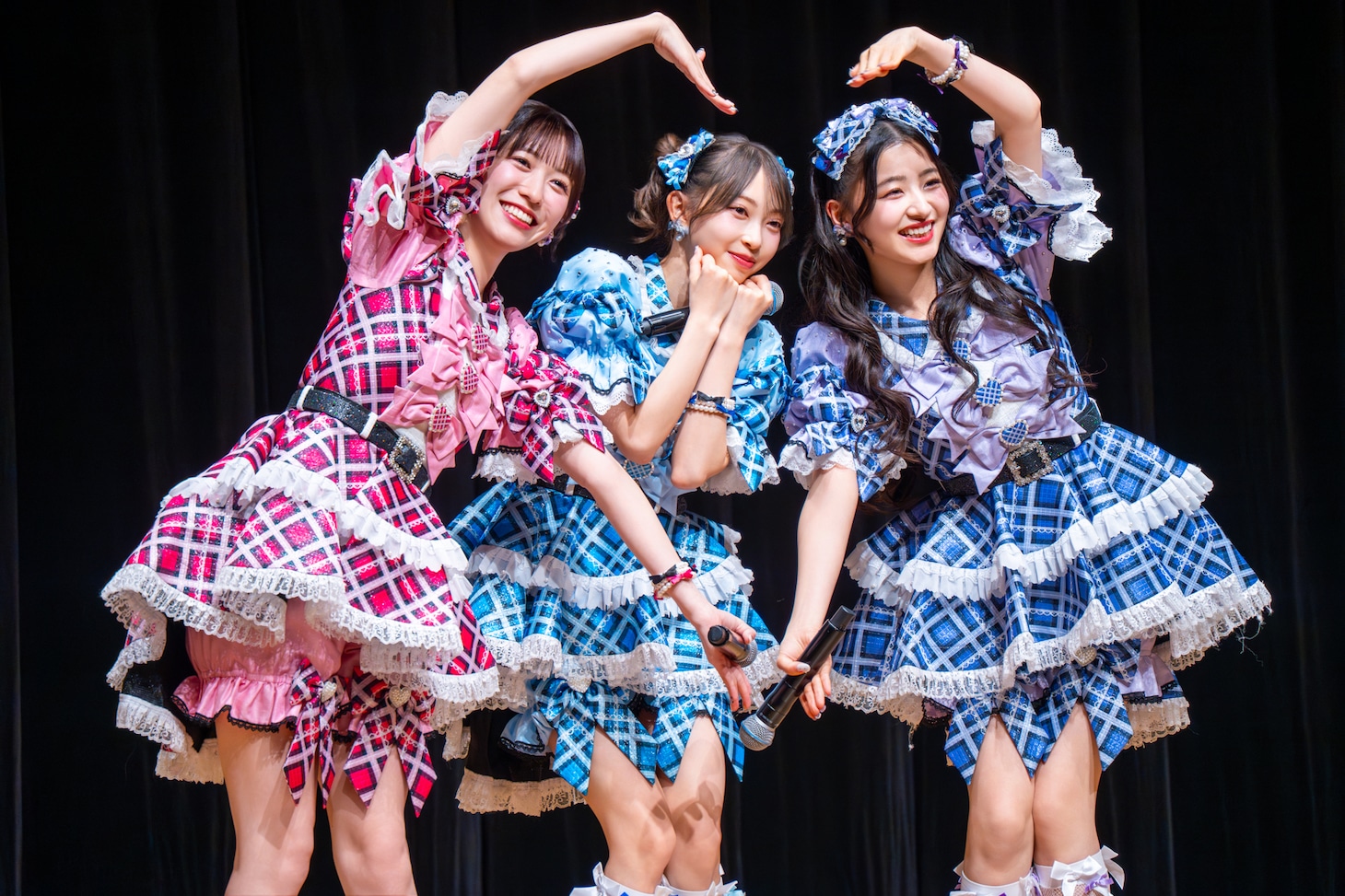 左から小泉遥香、辻野かなみ、杏ジュリア。