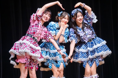 左から小泉遥香、辻野かなみ、杏ジュリア。