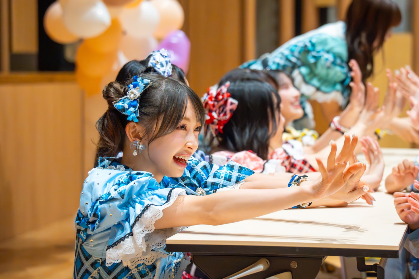 子供と触れ合う辻野かなみ。