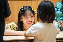 子供と触れ合う菅田愛貴。