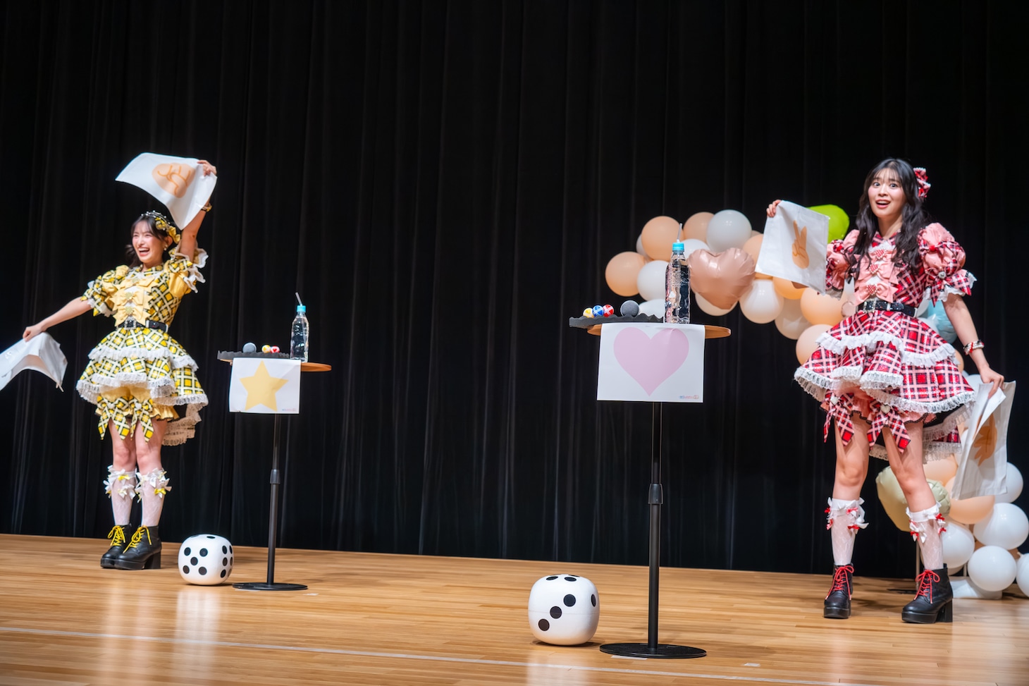 ジャンケンで坂井仁香（右）に勝利した菅田愛貴（左）。