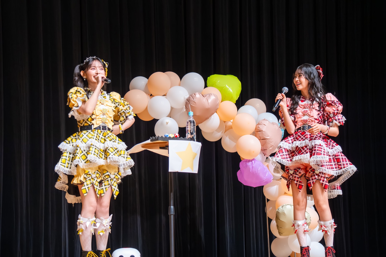 山手線ゲームをする菅田愛貴と坂井仁香。