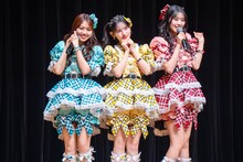 左から吉川ひより、菅田愛貴、坂井仁香。