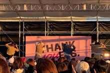 「-OWV ミニライブ in THANK YOU FES-」のパフォーマンスの様子。