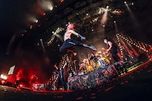 「HYDE [INSIDE] LIVE 2025 WORLD TOUR -JAPAN FINAL-」クライマックスで高くジャンプをするHYDE。