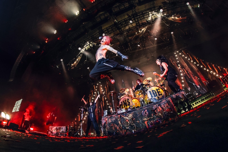 「HYDE [INSIDE] LIVE 2025 WORLD TOUR -JAPAN FINAL-」クライマックスで高くジャンプをするHYDE。