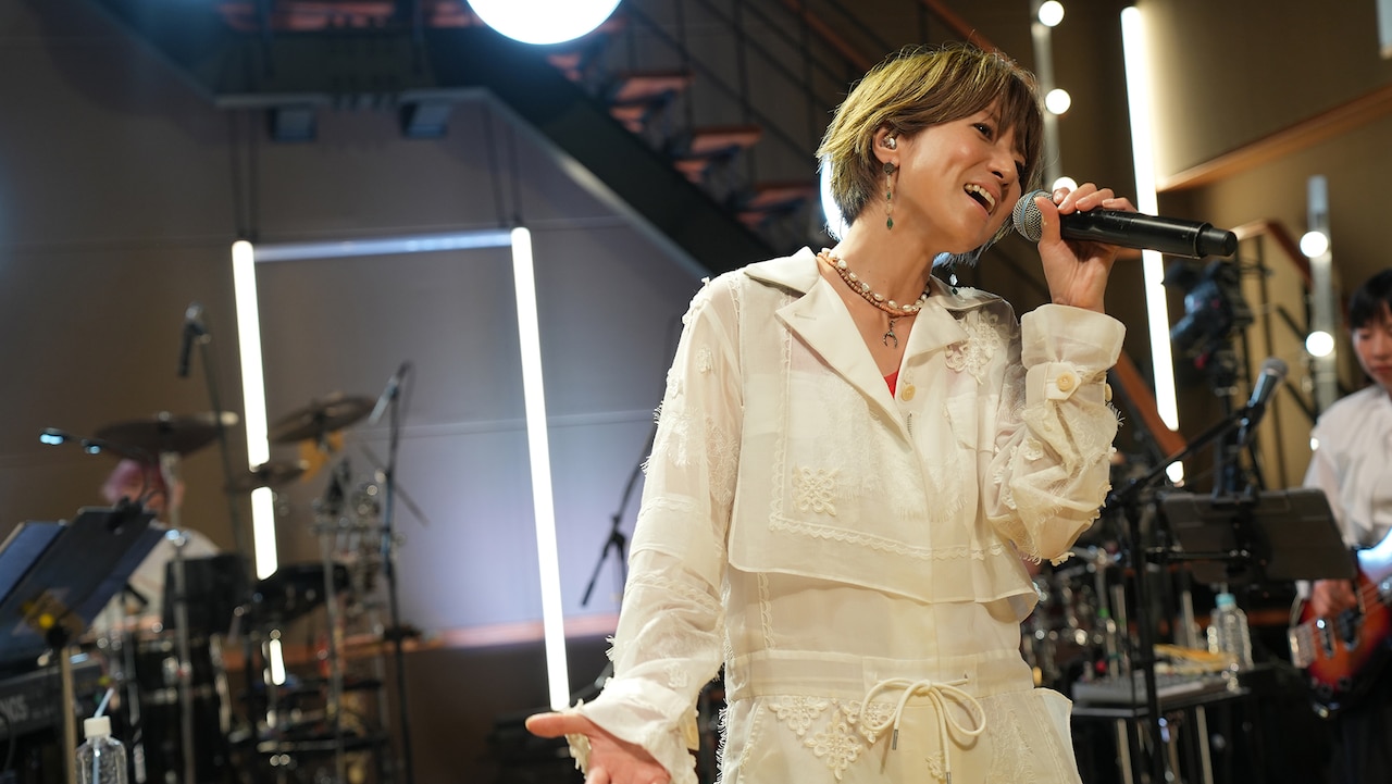 hitomiが新たなライブ発表、30周年オンラインライブのBlu-ray＆CD付きチケットも