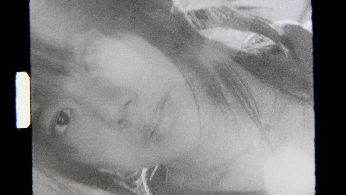 さらさ「Thinking of You」ミュージックビデオのワンシーン。