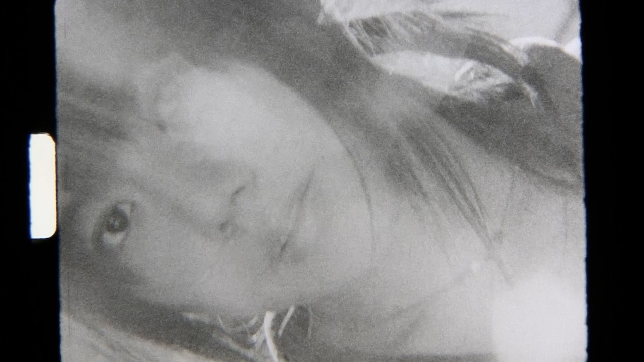 さらさ「Thinking of You」ミュージックビデオのワンシーン。