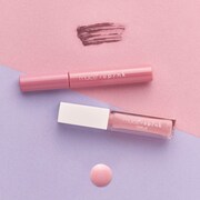 「フェアリーカールマスカラ」カシスブラウン（上）と「ちゅるリップランパー」ピンクバレリーナ（下）。