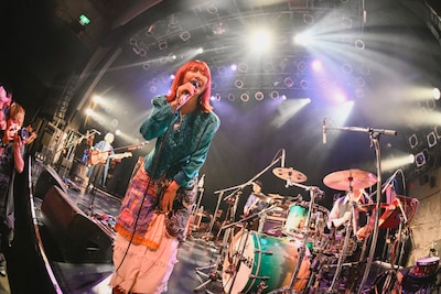 堀胃あげは（Vo, G）（撮影：高田梓）