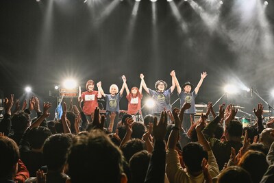 アンコールを終えて挨拶するhockrockbとサポートメンバーの西野恵未、江渡大悟。（撮影：高田梓）