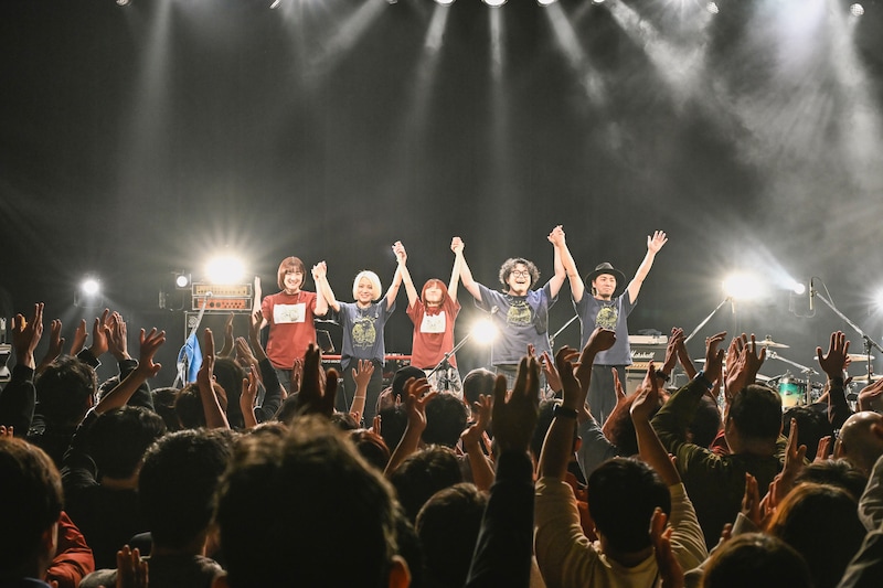 アンコールを終えて挨拶するhockrockbとサポートメンバーの西野恵未、江渡大悟。（撮影：高田梓）