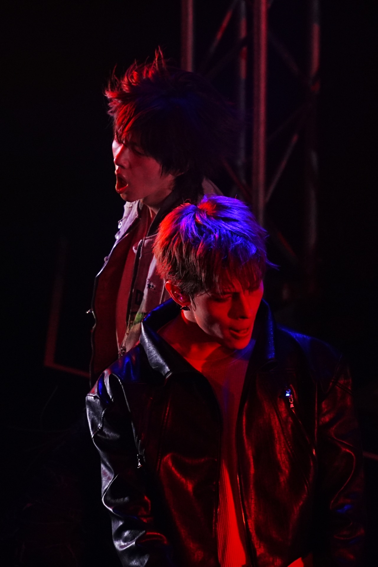 左からJUHOON、JAMES。