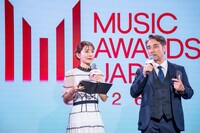 「MUSIC AWARDS JAPAN 2026」記者発表会で司会を務めた山本里菜、クリス・ペプラー。