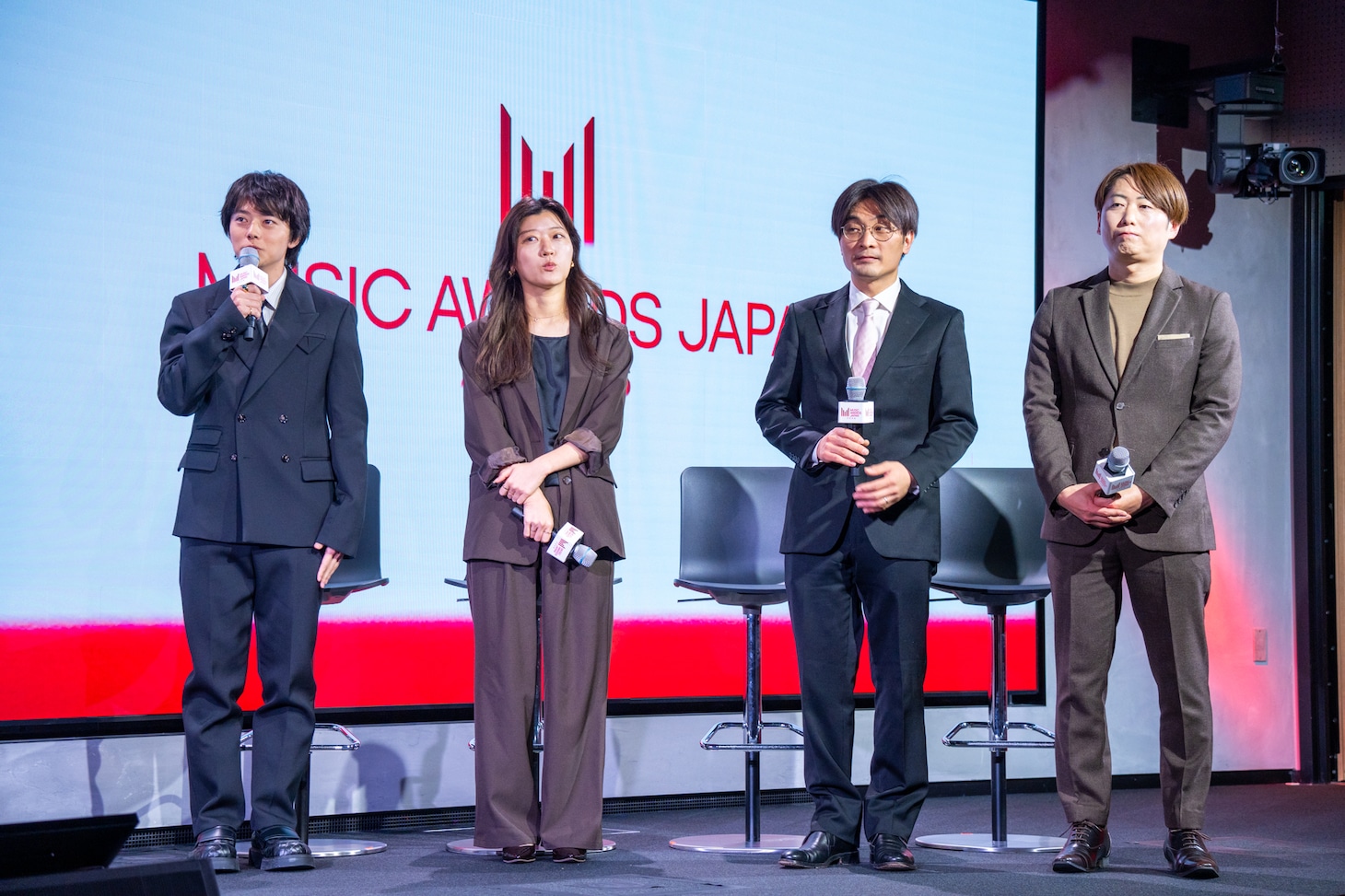 左から櫻井海音、ヒコロヒー、柴那典、松島功。