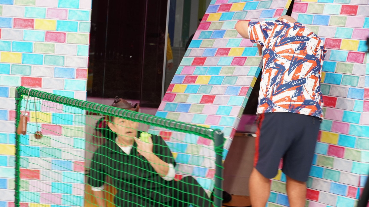 「ブタミントン」対決の様子。©︎TOKYO MX