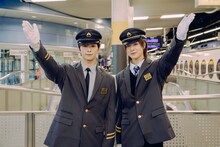 南海電鉄の制服を着て背筋が伸びたという後藤威尊と佐野雄大。©︎LAPONE ENTERTAINMENT