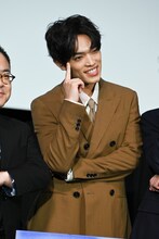 “探偵ポーズ”を取る原嘉孝（timelesz）。