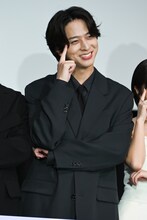 “探偵ポーズ”を取る寺西拓人（timelesz）。