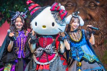 左から杏ジュリア、ハローキティ、辻野かなみ。