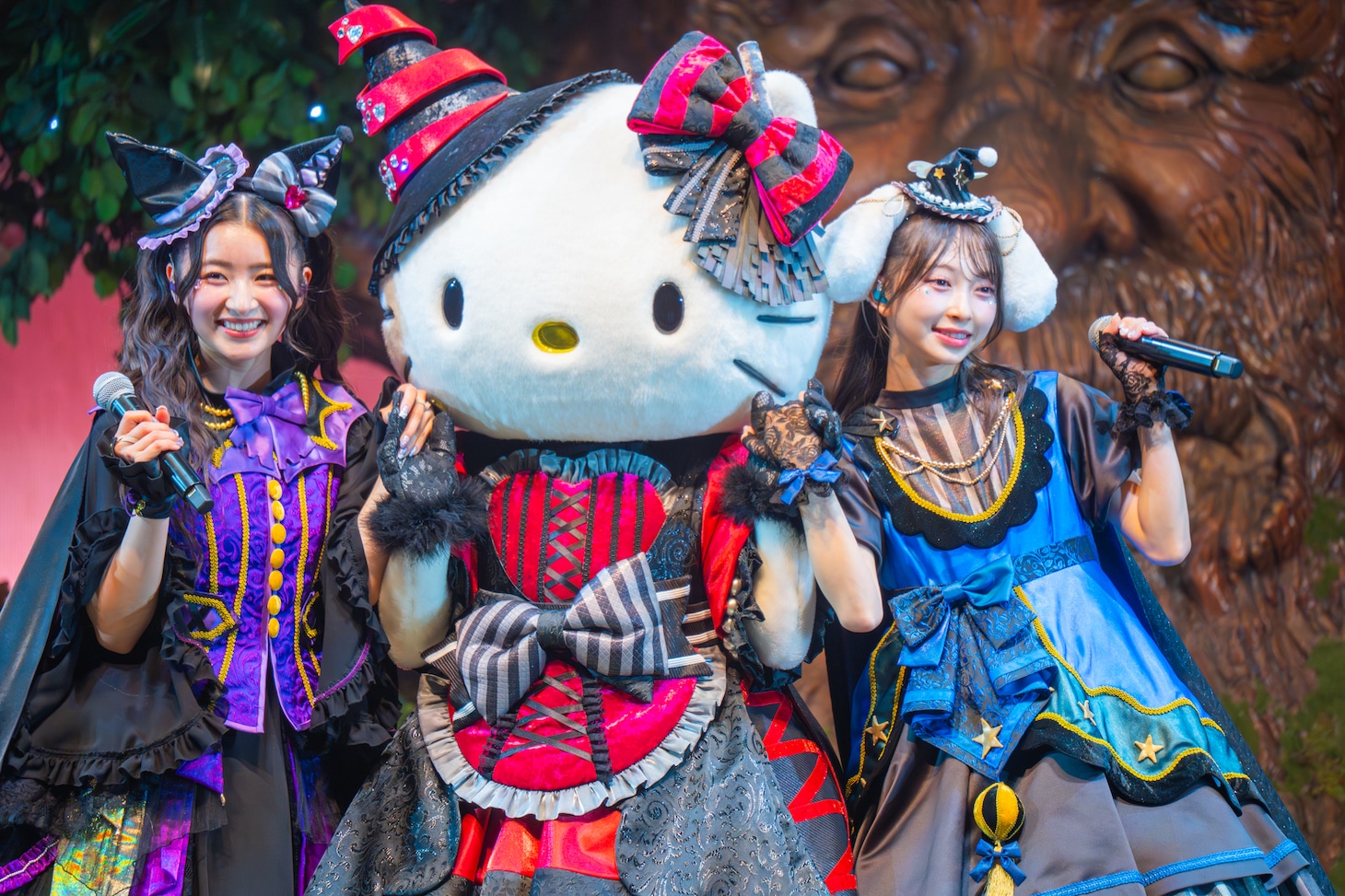 左から杏ジュリア、ハローキティ、辻野かなみ。