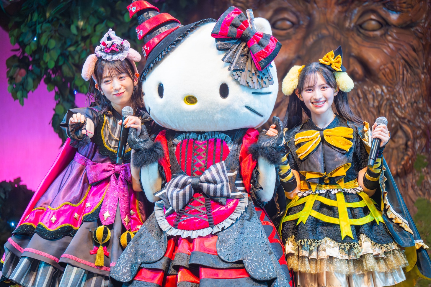 左から小泉遥香、ハローキティ、菅田愛貴。