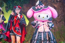 左から坂井仁香、マイメロディ。