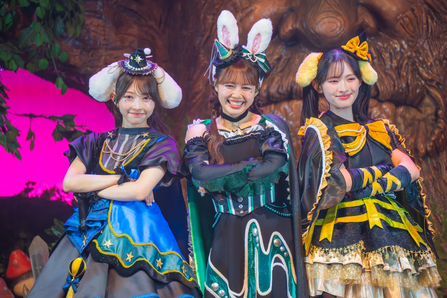 左から辻野かなみ、吉川ひより、菅田愛貴。