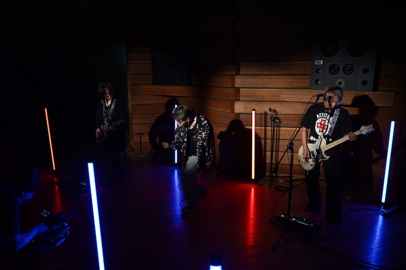 「STUDIO HISASHI with Anime」より、セッション中のBACK-ONとHISASHI。