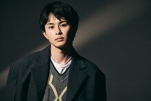 30代、深みを増す草川拓弥の現在地─「地獄は善意で出来ている」主演に聞く演技への向き合い方、仲間とのつながり