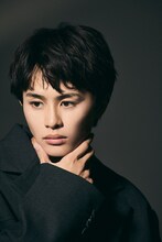 30代、深みを増す草川拓弥の現在地─「地獄は善意で出来ている」主演に聞く演技への向き合い方、仲間とのつながり