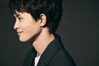 30代、深みを増す草川拓弥の現在地─「地獄は善意で出来ている」主演に聞く演技への向き合い方、仲間とのつながり