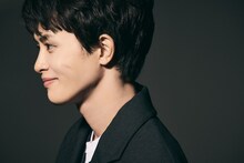 30代、深みを増す草川拓弥の現在地─「地獄は善意で出来ている」主演に聞く演技への向き合い方、仲間とのつながり