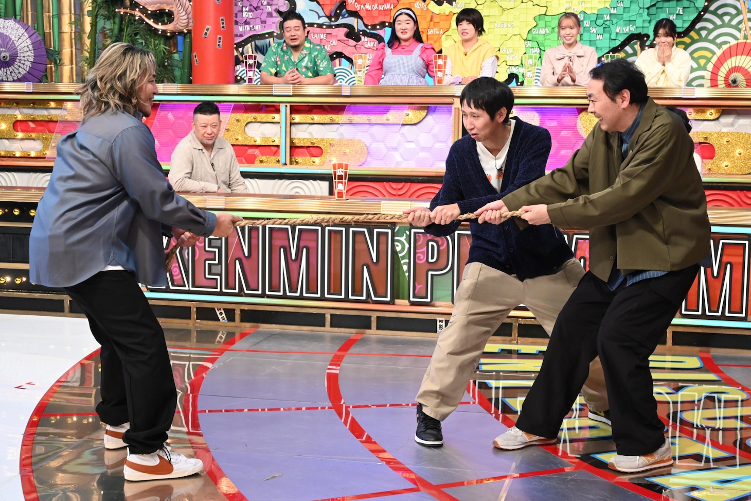 「秘密のケンミンSHOW極」より、綱引き対決を上段右で観戦するアンジュルム。上段右から、川名凜（アンジュルム）、為永幸音（アンジュルム）。©読売テレビ